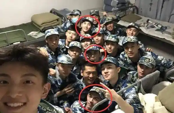 他和吴磊,黄俊捷(《重启》张起灵的扮演者)成为了同班同学