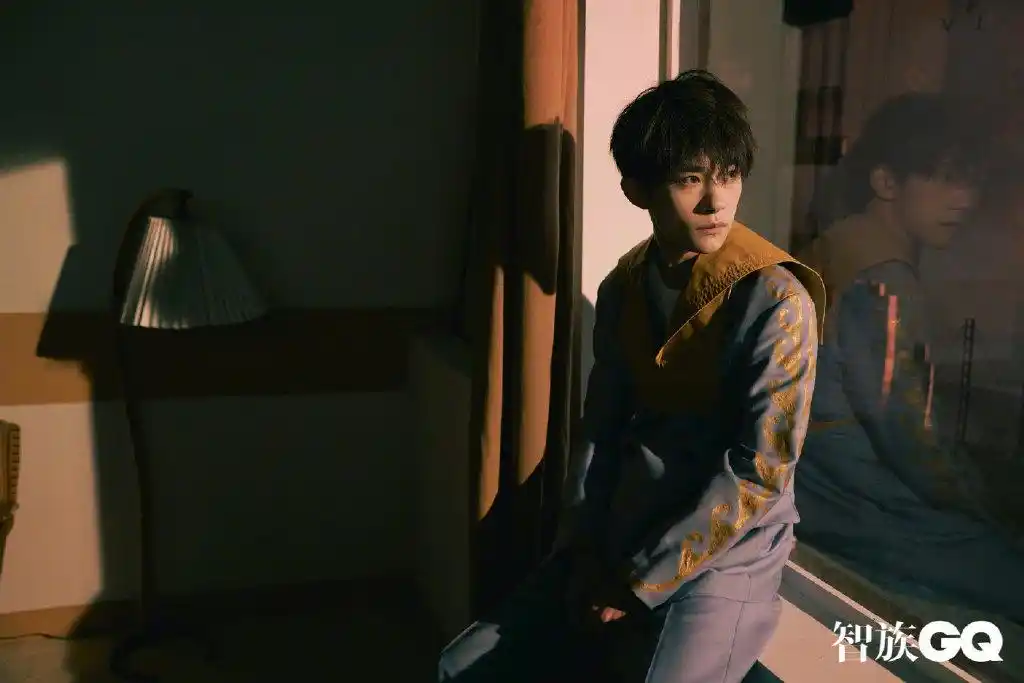 易烊千玺最新杂志大片上线 气质超a上演致命眼神杀