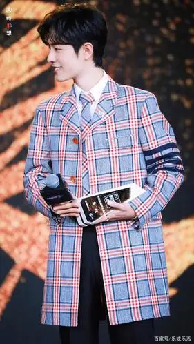肖战条纹西装新图来啦,依旧是肖战,光影里的美少年