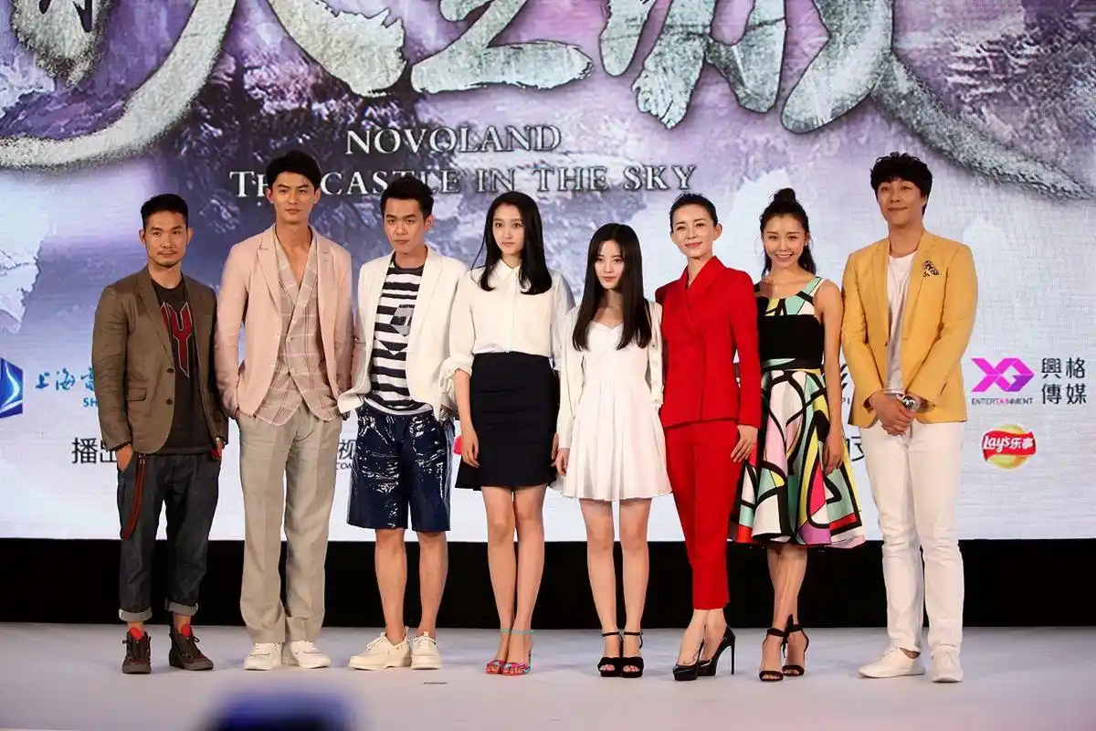 早期的关晓彤,鞠婧祎和张若昀的同框生图,关晓彤的腿,是真的很长[嘻嘻