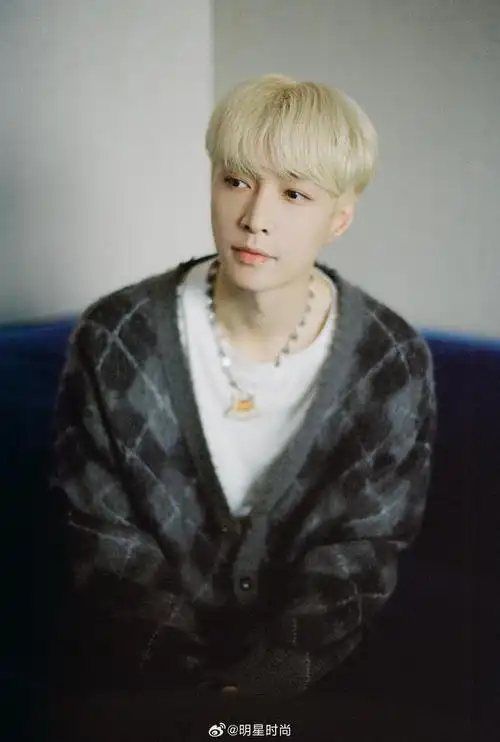 9岁摄影师拍的张艺兴,金发 软糯毛衣,慵懒又治愈