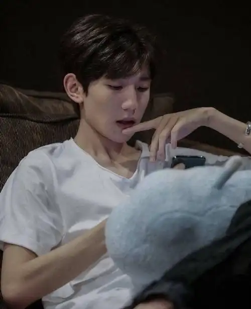 满足你手控欲的演员#王源的手白净修长,骨节分明,是真的太好看了