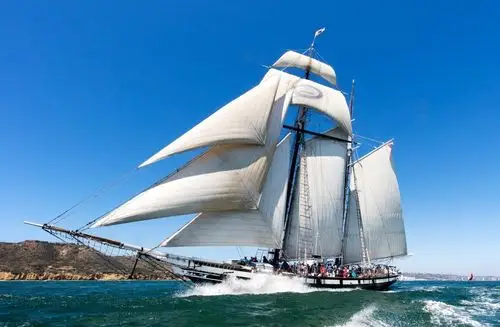 参观海事博物馆的游客乘坐加州的高桅帆船"加利福尼亚号"(californian