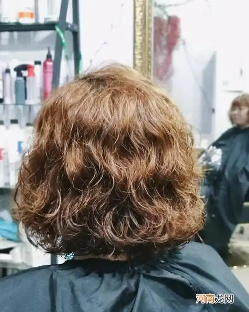 最火女士短发14款 女生短发烫发发型2022