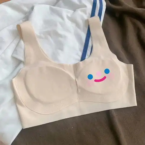 刚开始发育的少女需要穿柔软舒适的小背心防凸点