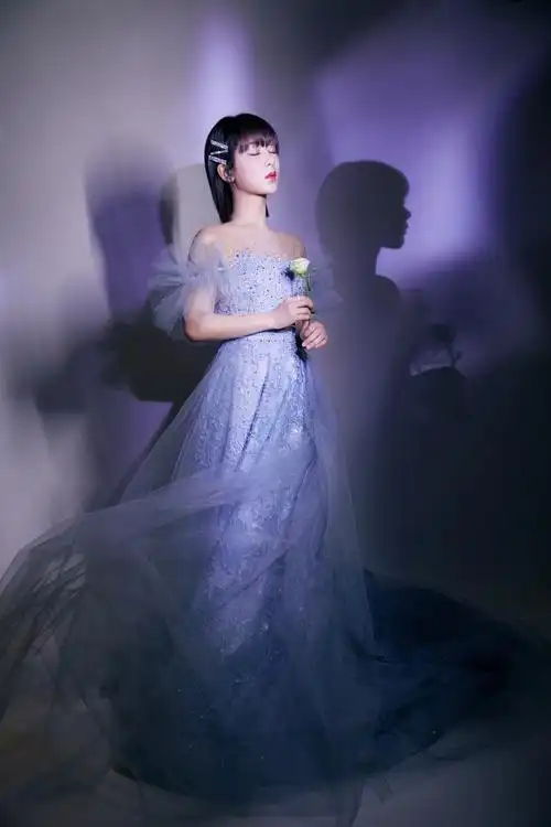 杨紫穿雾蓝长裙亮相跨年盛典,连唱四首主演电视剧歌曲串烧