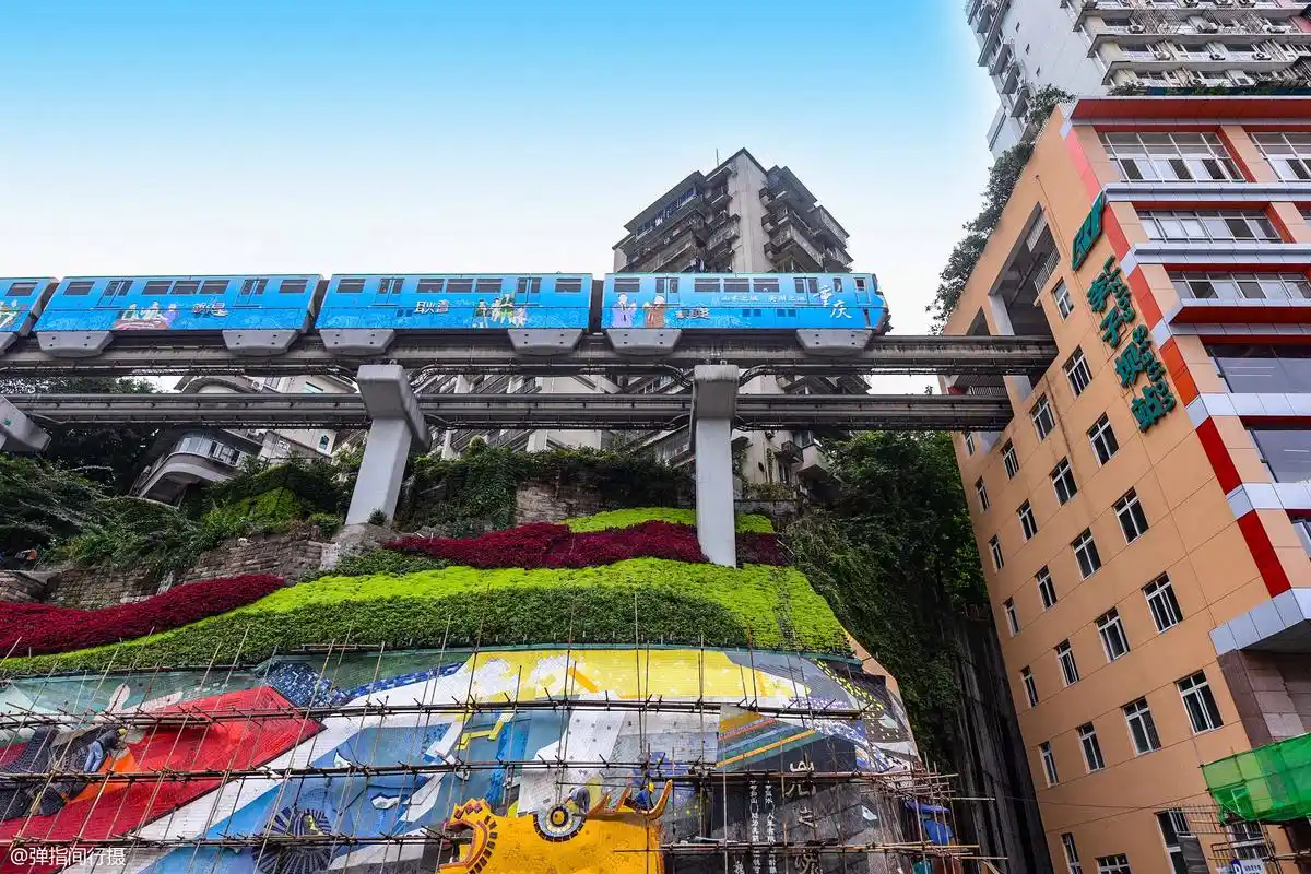 重庆最奇特的轻轨站,列车穿楼而过却不扰民,今成热门网红景点