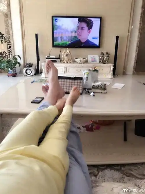 甜馨躺贾乃亮身上看电视画面有爱从小就有大长腿