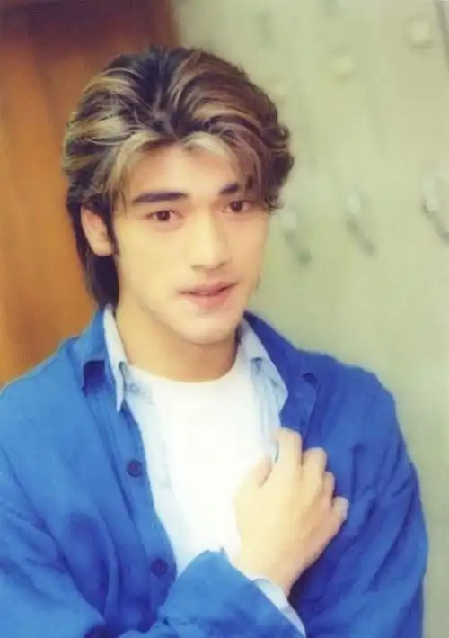 奶奶灰这种前卫的发色,陈冠希年轻的时候早已尝试过了.