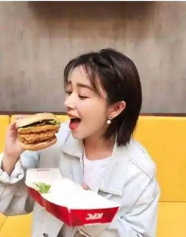 清子牵手神秘男子:男方外形很帅气看样子两人之间的情感很不错_谢彬彬