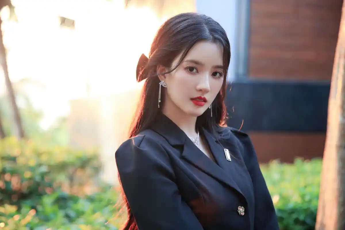 刘些宁黑色西装,身材高挑气质优雅