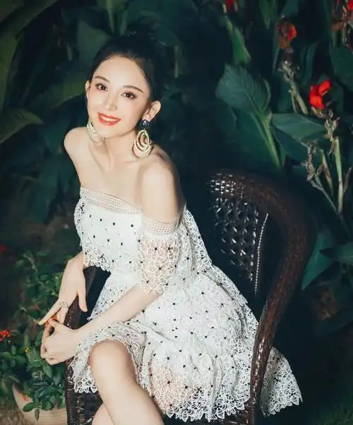 古力娜扎蕾丝抹胸仙女裙,仙气十足!