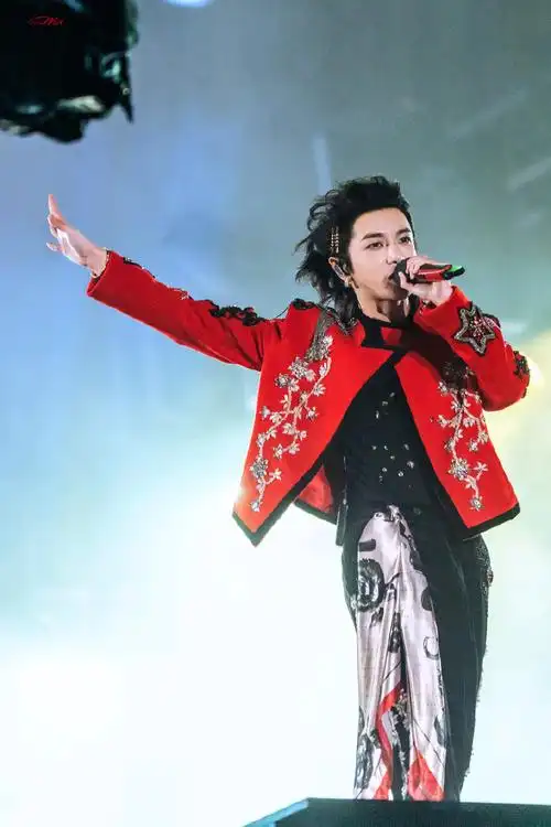 华晨宇鸟巢四面台演唱会第一人##华晨宇演唱会大屏背景是恶评