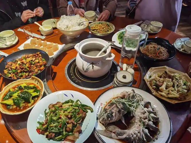 这一大桌子的美食诱惑,荤素搭配,营养丰富,对于学习了一天的我们,这