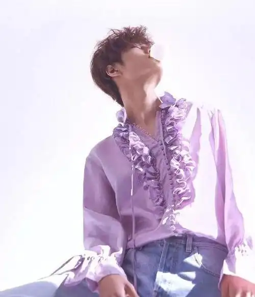 人狠话不多的王一博穿上高贵冷艳的紫色谁还敢接近他