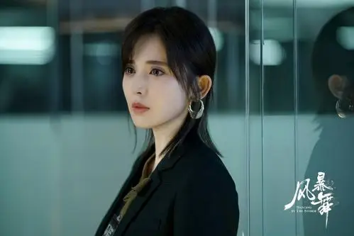 风暴舞》包涵的元素会更多,剧中的男女主角李俊杰(陈伟霆 饰),周子萱