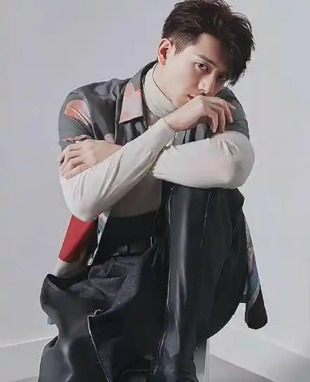 看看李现的从业经历,因《睡在我上铺的兄弟》崭露头角,之后他的作品