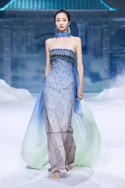 熊英·盖娅传说 乾坤碧落时装秀中国国际时装周开幕大秀圆满举行