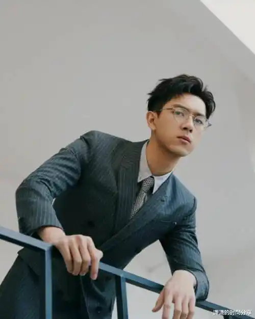 额前八字刘海又超级修饰脸型,更显李现脸小