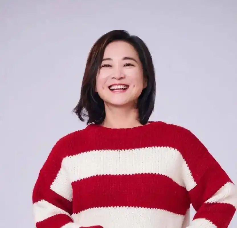 贾玲瘦身成功首获代言,一身西服妥妥女强人,最新生图让网友傻了眼