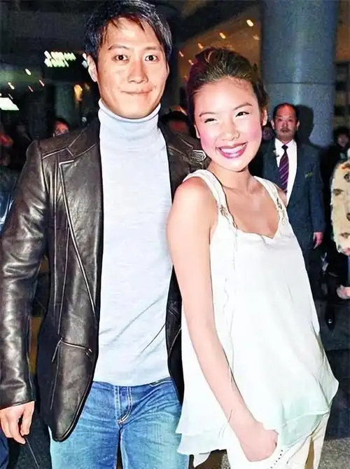 而黎明作为传统的男人,期望妻子贤良淑德,以家庭为重,两人的生活理念