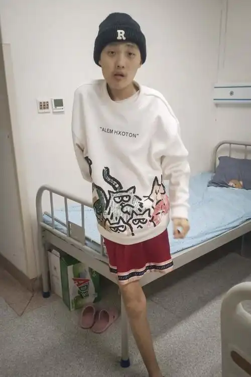 18岁男孩打篮球不慎摔倒竟然查出骨癌刮骨疗伤后仍惨遭截肢