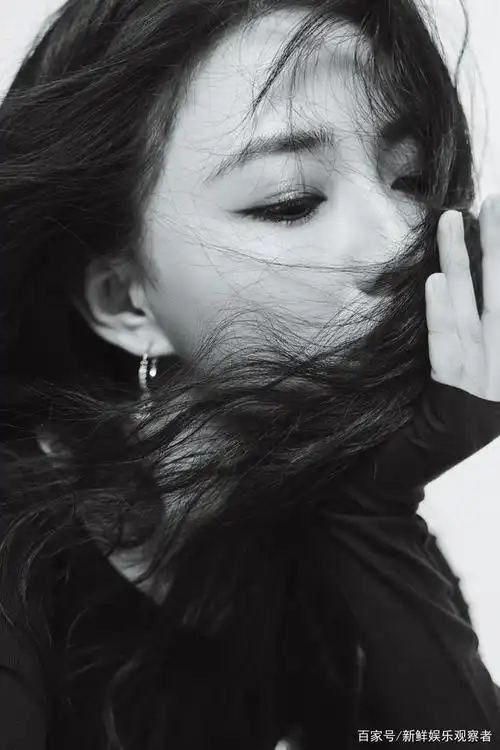 徐璐黑白酷飒大片曝光酷飒又撩 细腰长腿超养眼