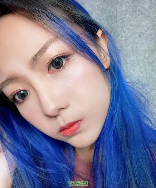 女生深黑蓝色头发图片 个性还能显脸白