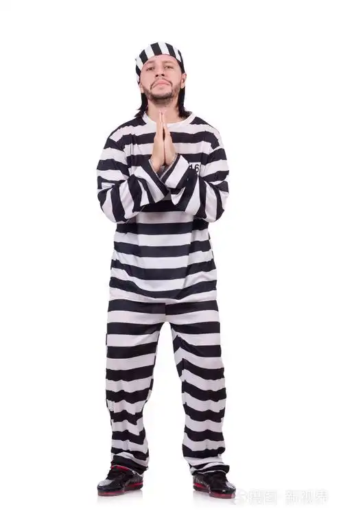监狱犯人在白色