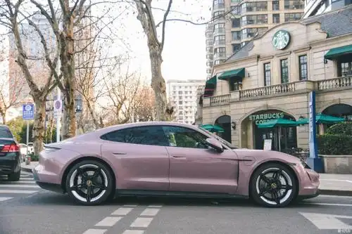 实拍taycan 冰莓粉 上路-爱卡汽车网论坛