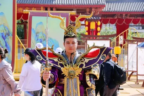 门口站了一排天兵天将,各路仙女,不仅仅是摆造型的,是可以花钱请