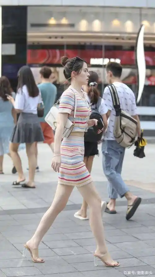 重庆女生的皮肤特别好,大家都知道一白遮三丑,皮肤白的女生穿什么都会