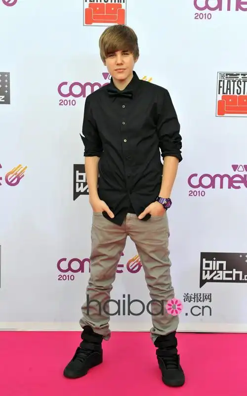 贾斯汀比伯出席颁奖典礼穿衣有术可爱低调图