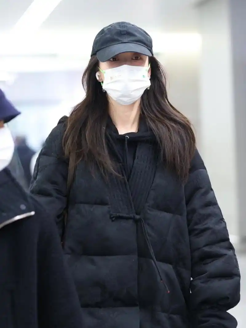 倪妮今日机场街拍私服,穿了件新中式羽绒服,好适合她,而且也比较平价