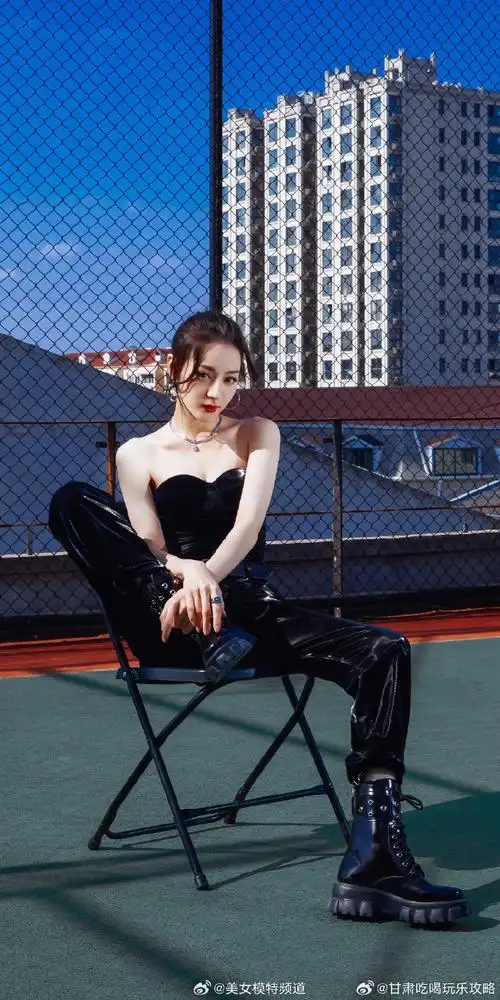 迪丽热巴黑酷抹胸玩味性感