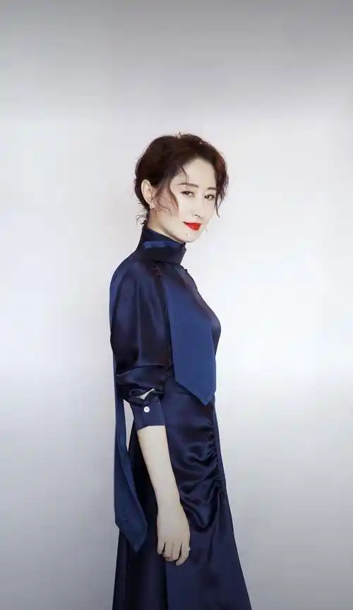 刘敏涛"颜值"如一,身材苗条,面容极佳,两眼有神太惹人心疼_旗袍_时尚