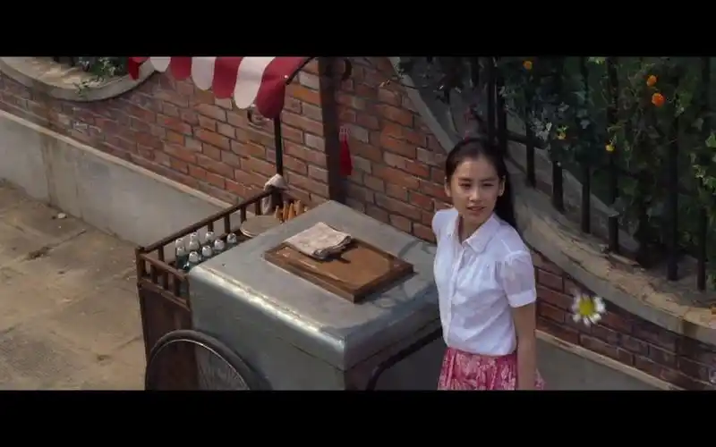 功夫里面那个人美心善的女孩就是黄圣依演的