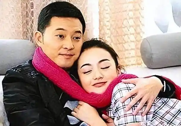 朱杰:曾和胡歌是同学,貌美如花不炒作,丈夫位列全球亿万富豪榜_朱洁