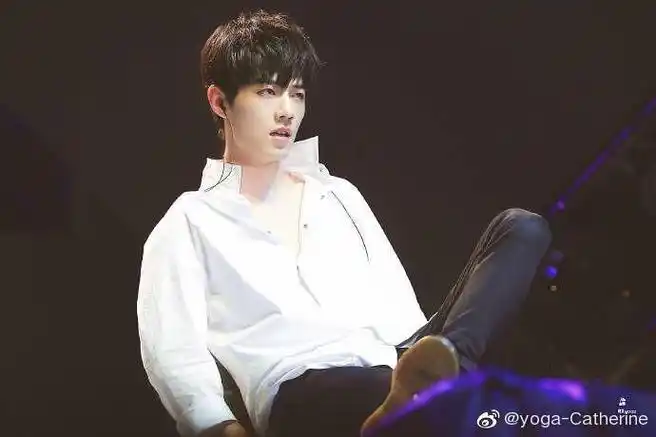 肖战冷暖反差大片#肖战名品锁骨杀合集锁骨 喉结的双重性感是畏法