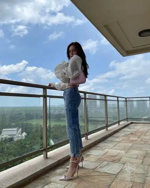 但是精致度和女人味会提升不少,沈梦辰本身身高就高挑,再穿上这双10