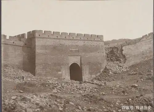 晚清老照片:国力衰落,宫殿城楼荒废无人问津!