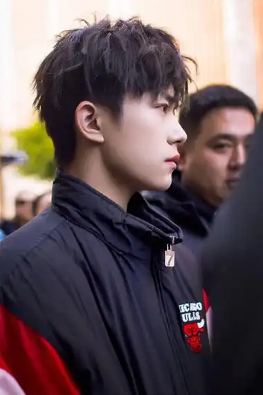 易烊千玺帅气侧颜高清图片