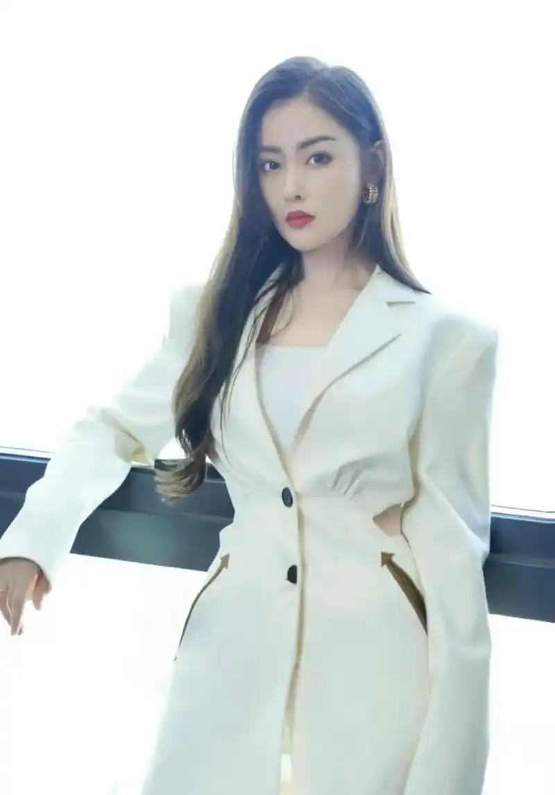 网友:女神张天爱—白色西装,居然不穿西裤,露出大长腿,肤色真好