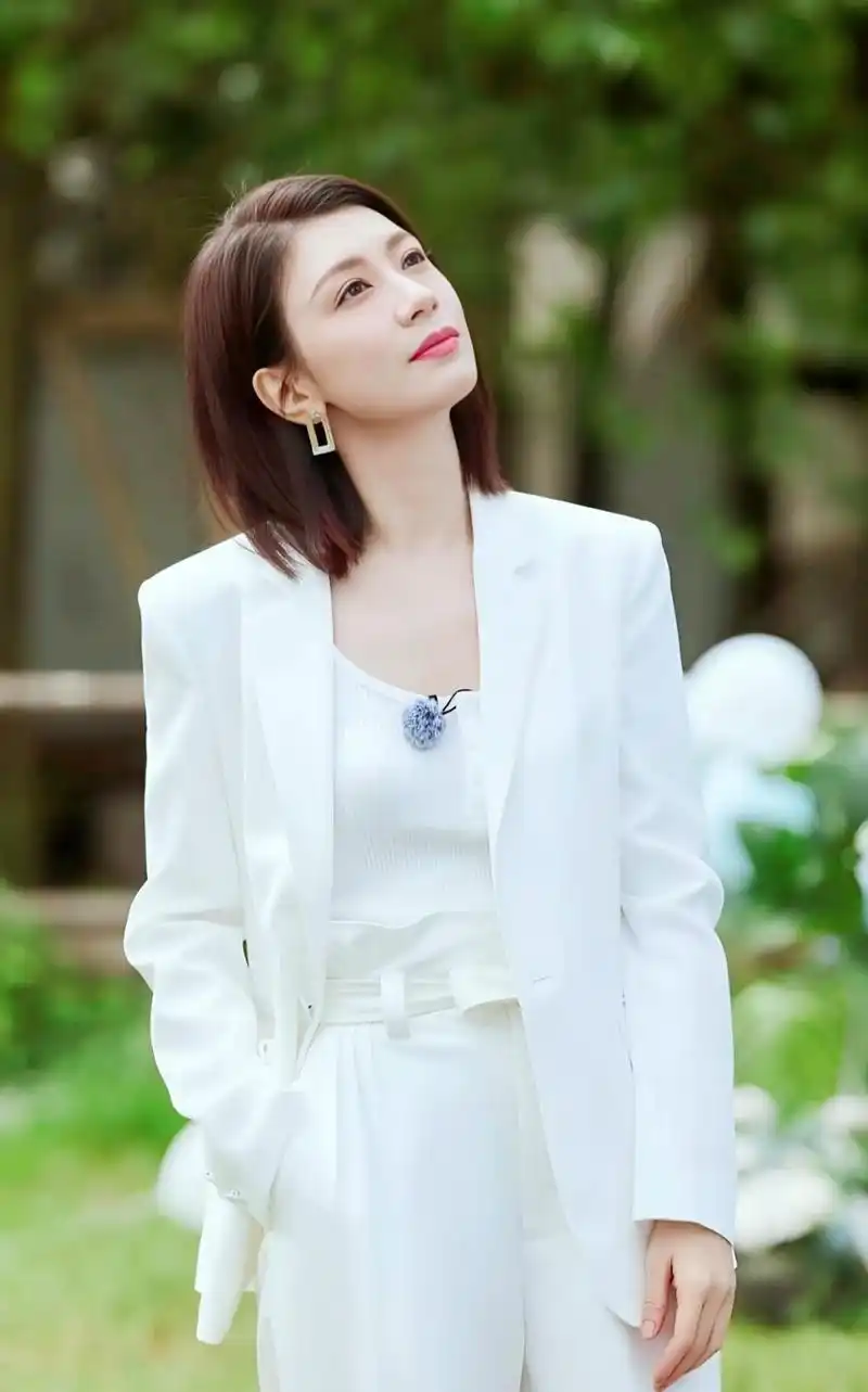 贾静雯:如仙子降凡间 贾静雯,眉目如画,婉约风华,皎洁月光,熠熠生辉