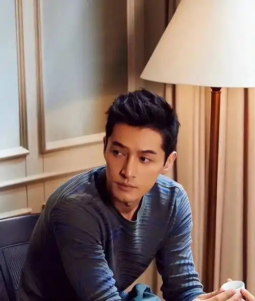 宝总胡歌素颜近照曝光41岁的他头发白了不少网友依旧有腔调