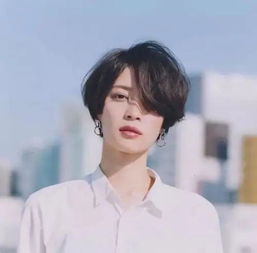 女生偏分帅气短发