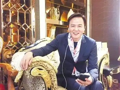 曾是"台湾第一小生",退出荧屏放飞自我,58岁终于染回了黑发!