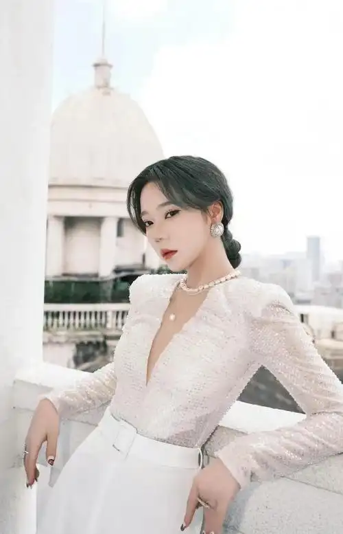 张紫宁高清魅力写真,肤白貌美!