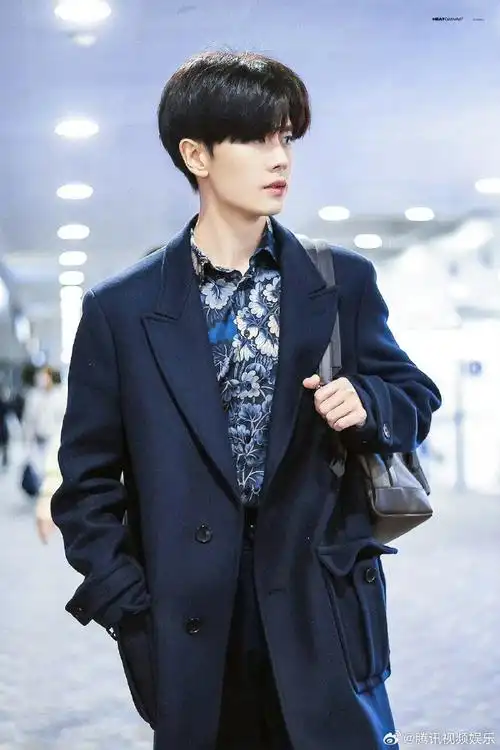 机场look帅气满分,@任嘉伦allen不就是自带氛围感的偶像剧男主嘛