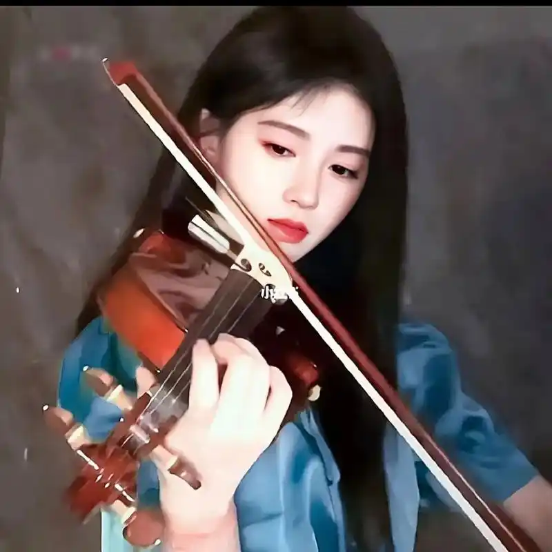 拉小提琴的小鞠